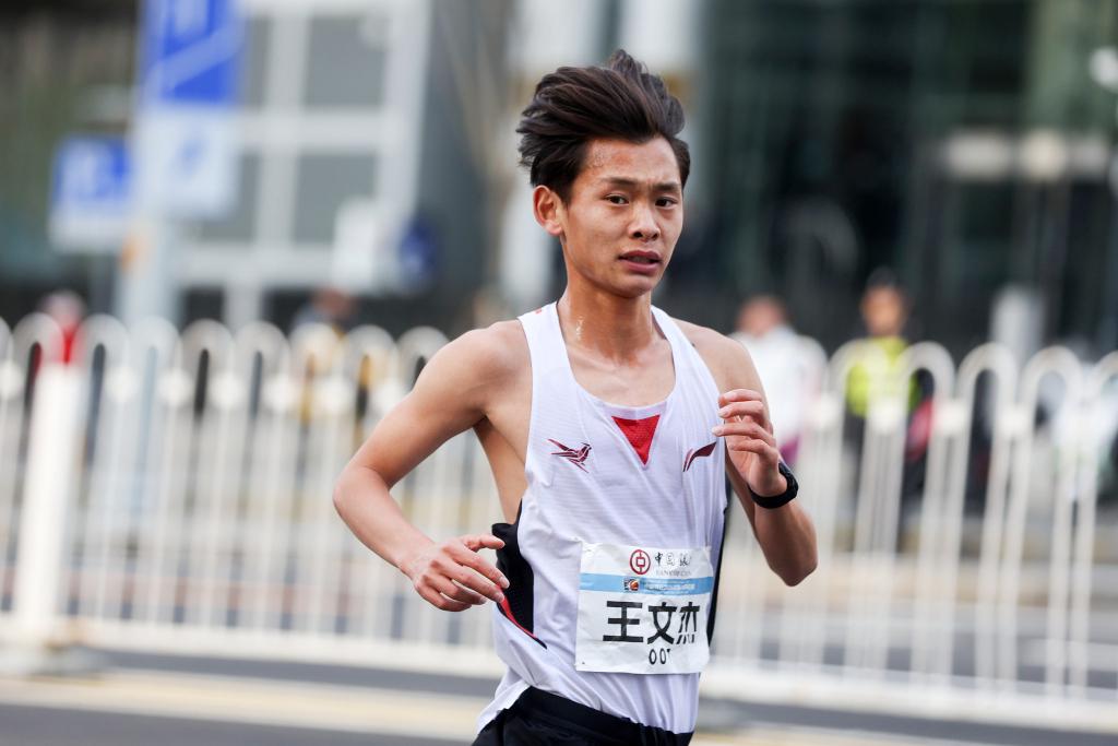 历史重演！继樊振东后，林诗栋夺冠队友不敢鼓掌，教练阴沉着脸，话题冲上热搜遭热议