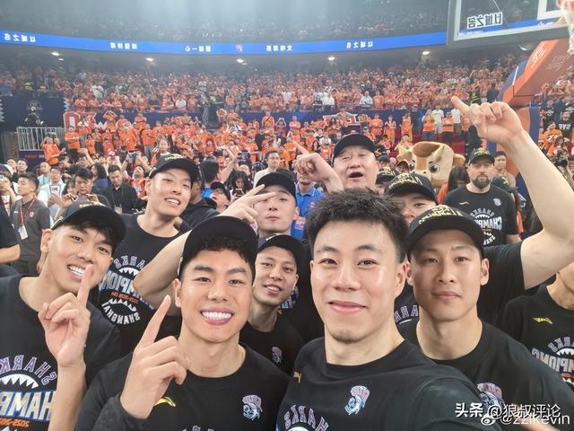 场外暴力让纽约蒙羞：17岁少年被打至昏迷，马刺遭扔鸡蛋