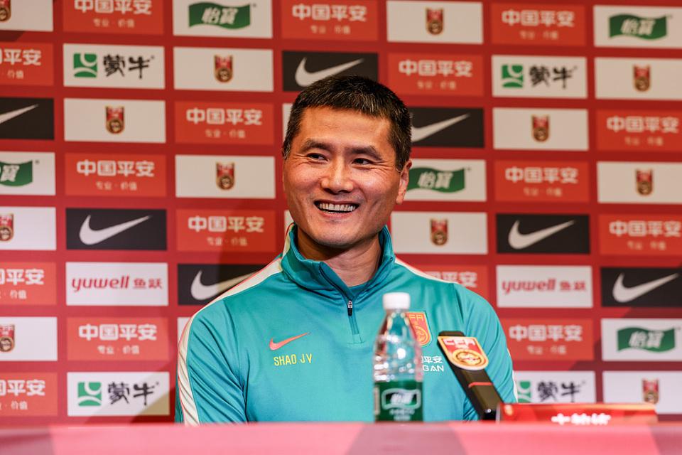 尼克斯队时隔53年NBA再夺冠,中锋罗宾逊晒比赛前酒店抓蛇视频